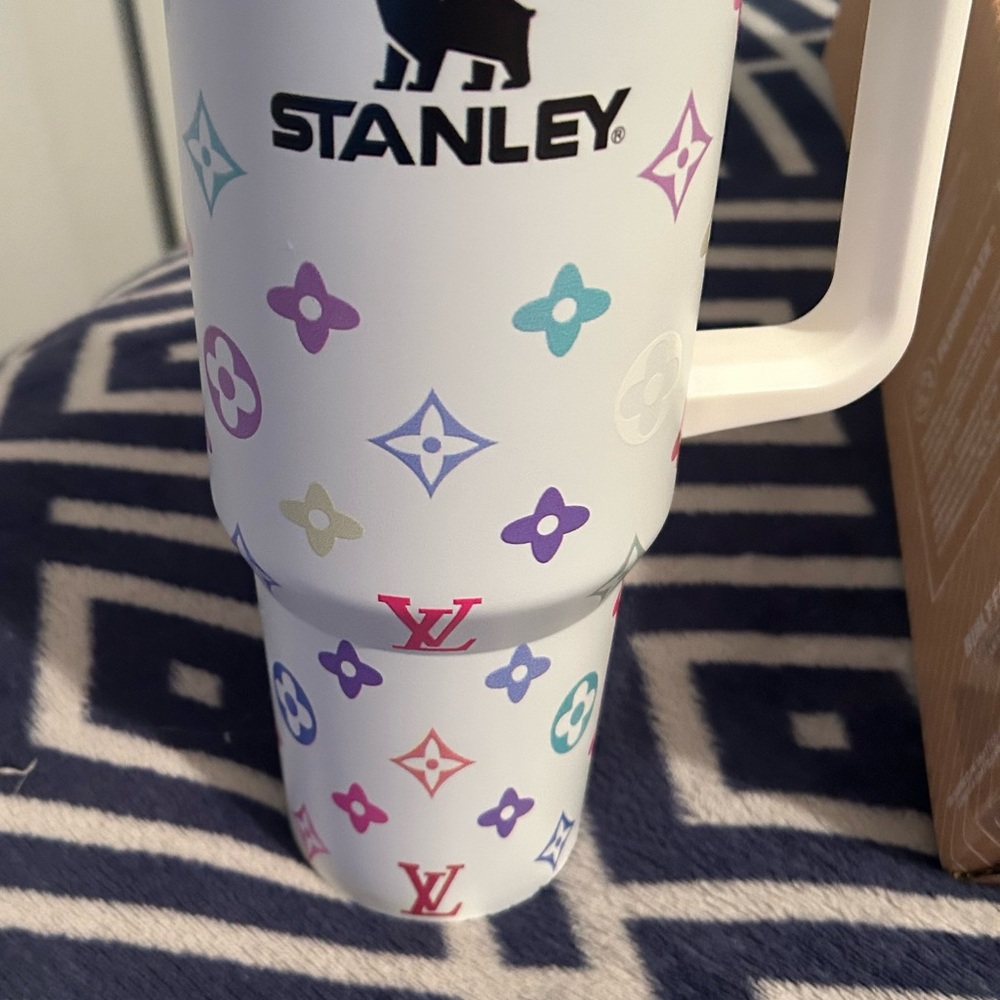 Stanley White Tumbler with Multicolor Pattern - Picture 4 of 9